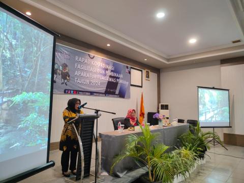 Koordinator Sekretariat Bawaslu Kota Bengkulu Asneli pada saat membuka kegiatan Pembinaan Aparatur Pengawas Pemilu Tahun 2024, bertempat di Madeline Hotel. Senin (22/4/2024)
