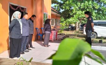 Korsek Bawaslu Kota Bengkulu Asneli menjadi pembina apel pagi Bawaslu Kota Bengkulu.