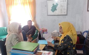 Anggota Bawaslu Kota Bengkulu Leka Yunita Sari didampingi staf melaksanakan Uji Petik PDPB.