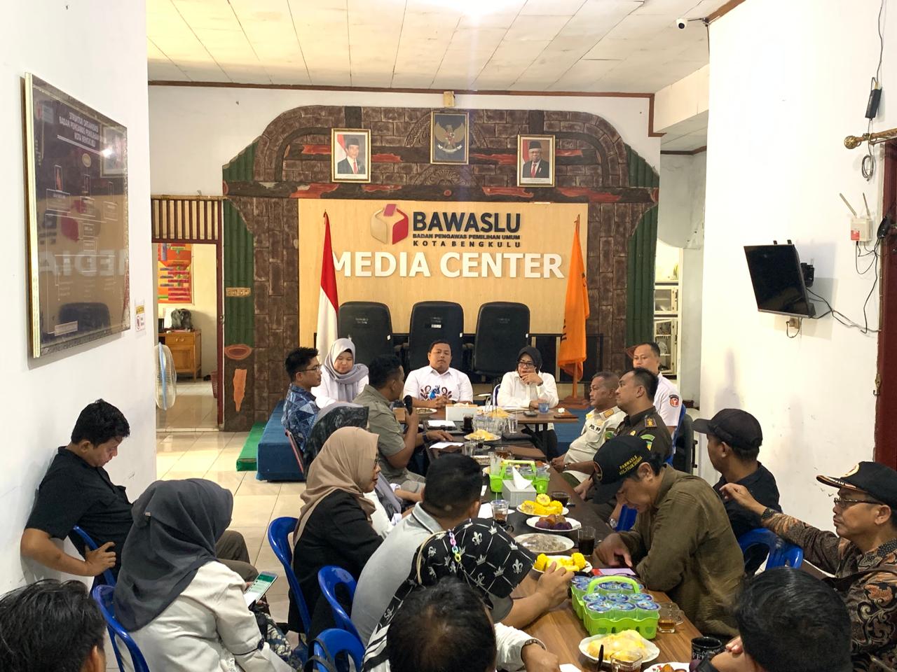 Rapat Bersama Semua Pihak Terkait dalam menghadapi Tahapan Masa Tenang Pemilu 2024 di Kota Bengkulu.