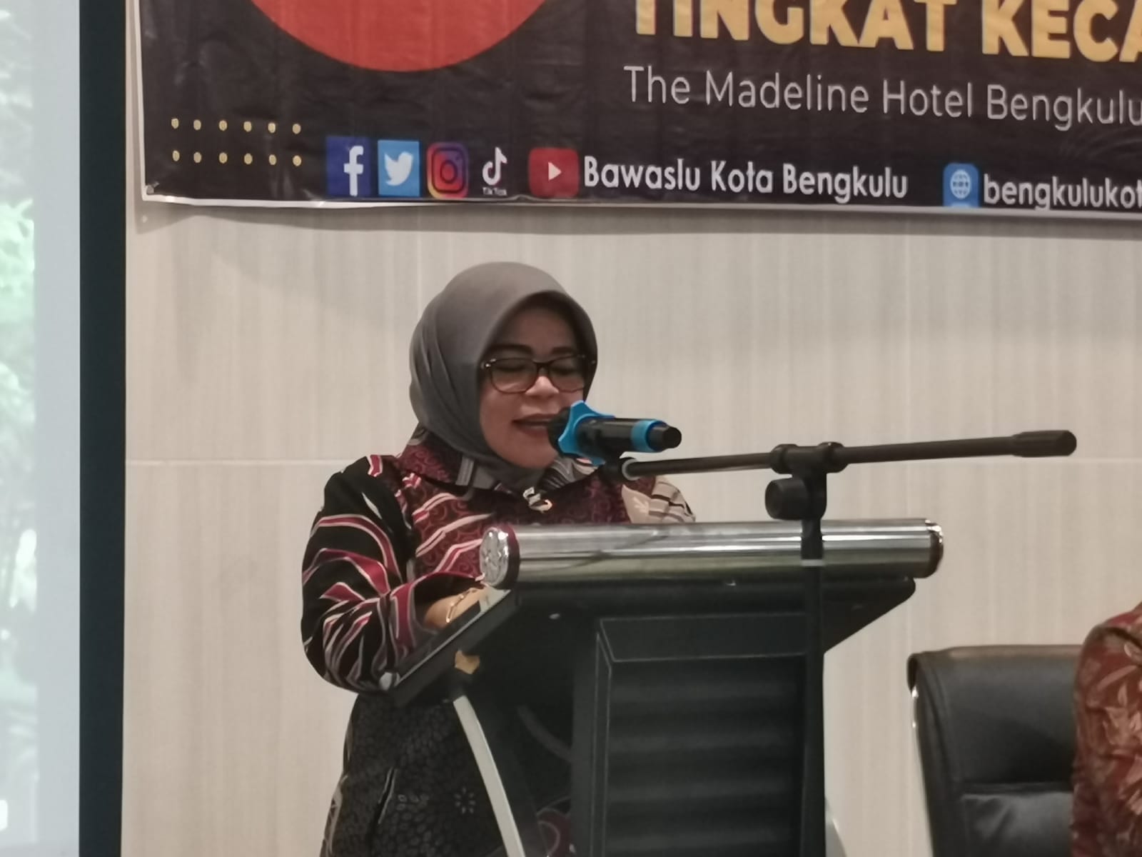 Korsek Bawaslu Kota Bengkulu membuka secara resmi kegiatan Evaluasi Penyelesaian Sengketa Antar Peserta Pada Pemilu Tahun 2024 Tingkat Kecamatan 