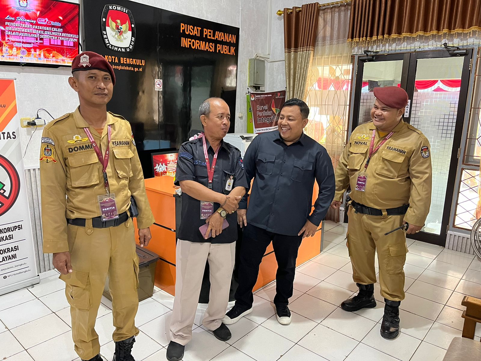 Anggota Bawaslu Kota Bengkulu Ahmad Maskuri pada saat berbincang dengan jajaran sekretariat KPU Kota Bengkulu.