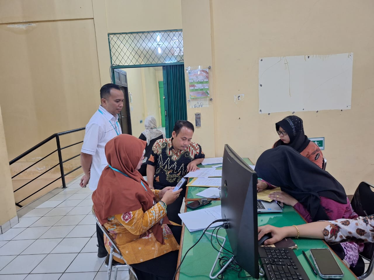 Ketua Bawaslu Kota Bengkulu Rahmat Hidayat (Baju Putih, Red) 