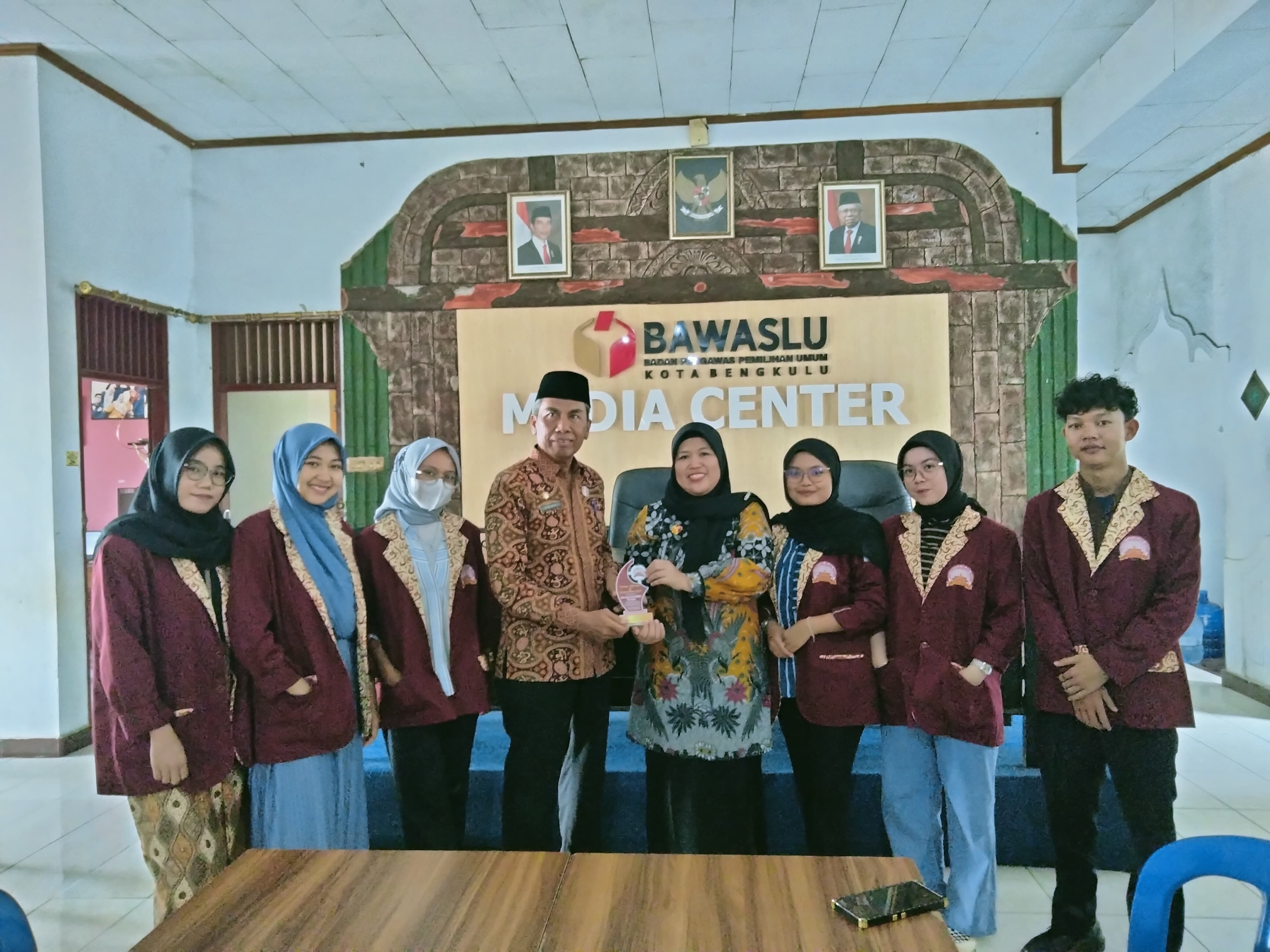 Kordiv HPPH Bawaslu Kota Bengkulu Leka Yunita Sari pada saat pelepasan mahasiswa magang.