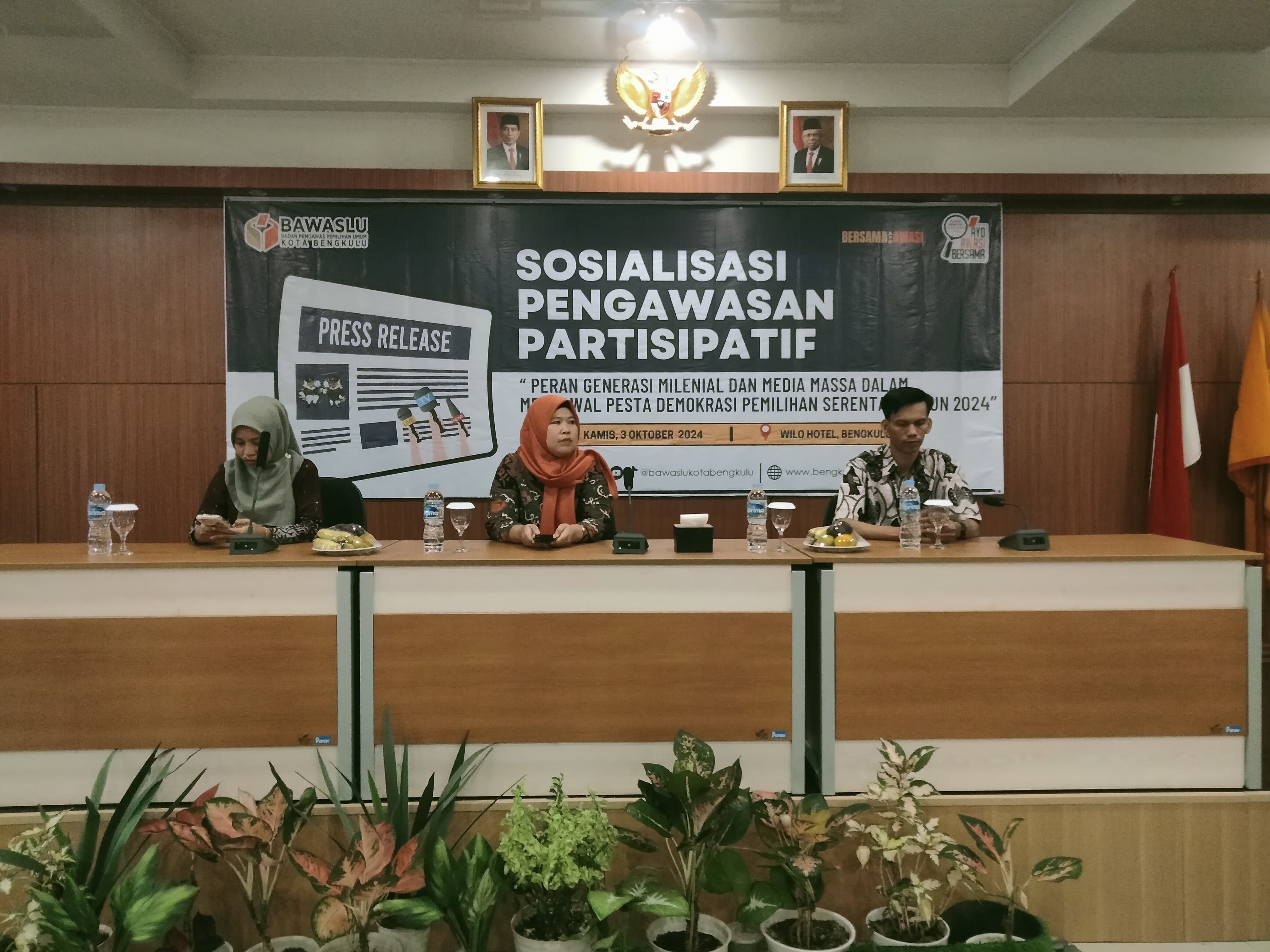 Kordiv HPPH Bawaslu Kota Bengkulu Leka Yunita Sari membuka secara resmi kegiatan Sosialisasi Pengawasan Partisipatif bersama segmen Generasi Milenial dan Media Massa. Kamis (3/10/24)