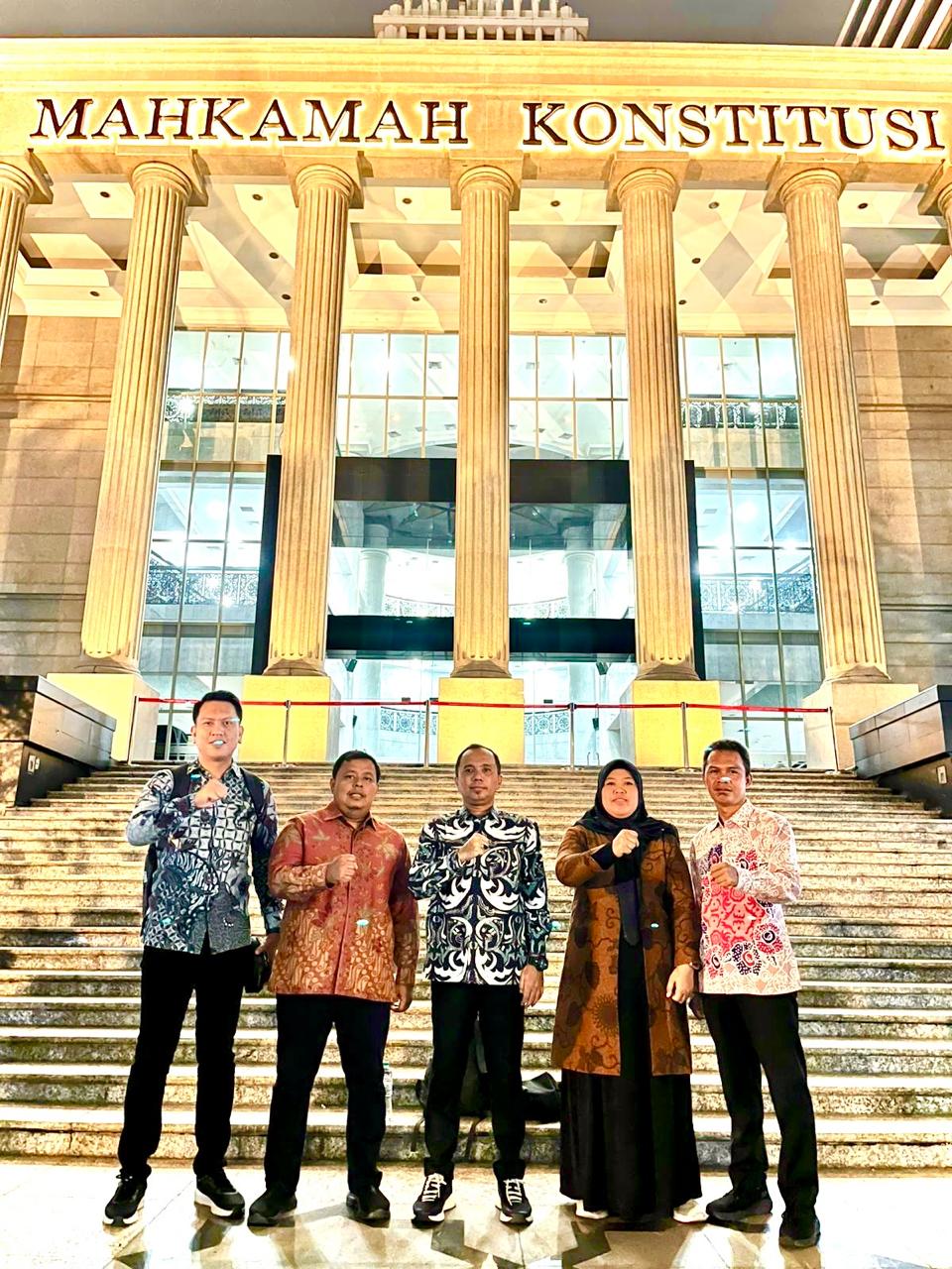 Ketua Bawaslu Kota Bengkulu Rahmat Hidayat (Tengah) dan Anggota Ahmad Maskuri dan Leka Yunita Sari di Gedung Mahkamah Konstitusi Republik Indonesia. Rabu (8/1/2025) malam.