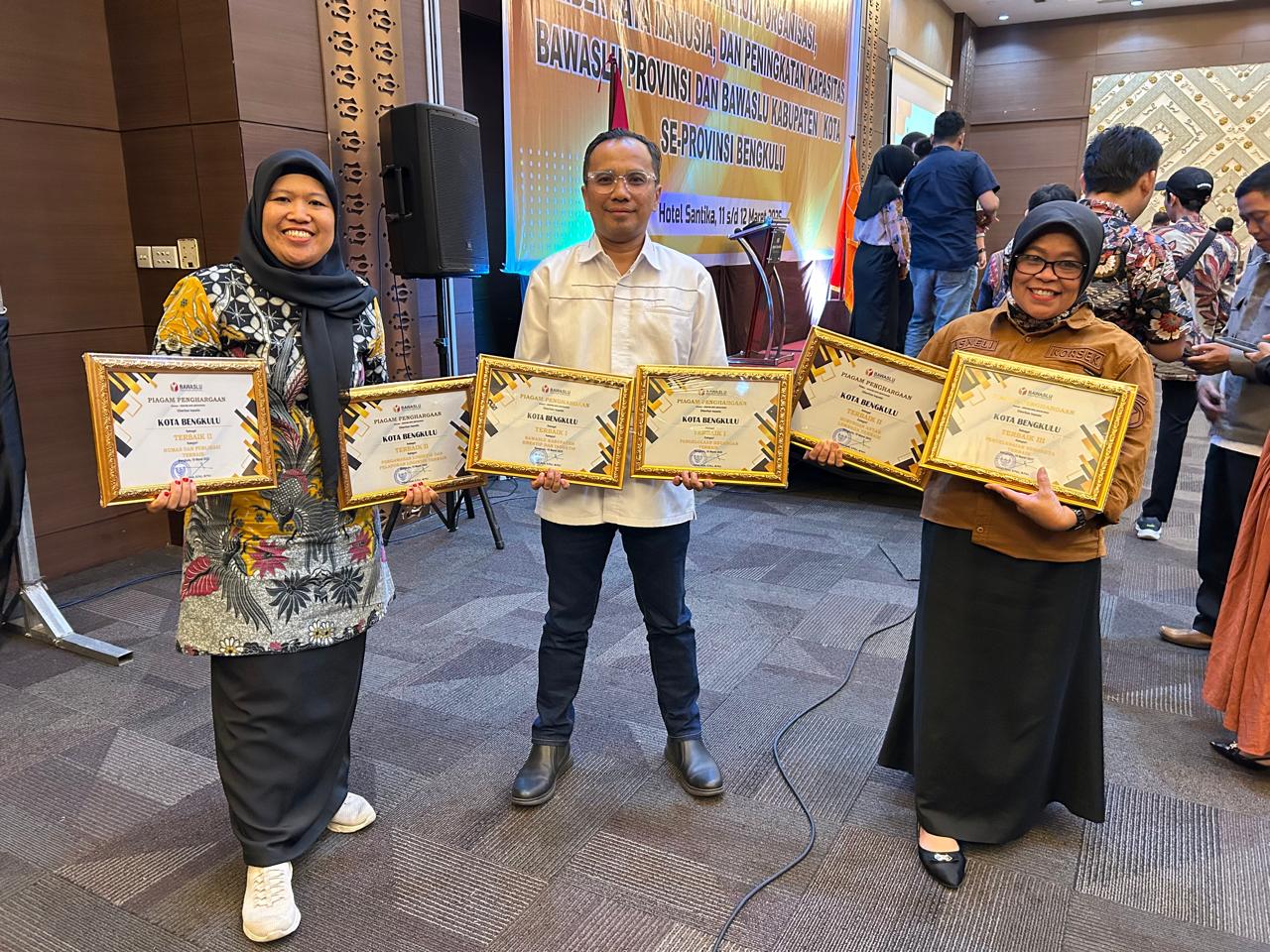 Ketua Bawaslu Kota Bengkulu Rahmat Hidayat (tengah) bersama Anggota Kordiv HPPH Leka Yunita Sari (kanan) dan Koorsek Asneli (kiri).