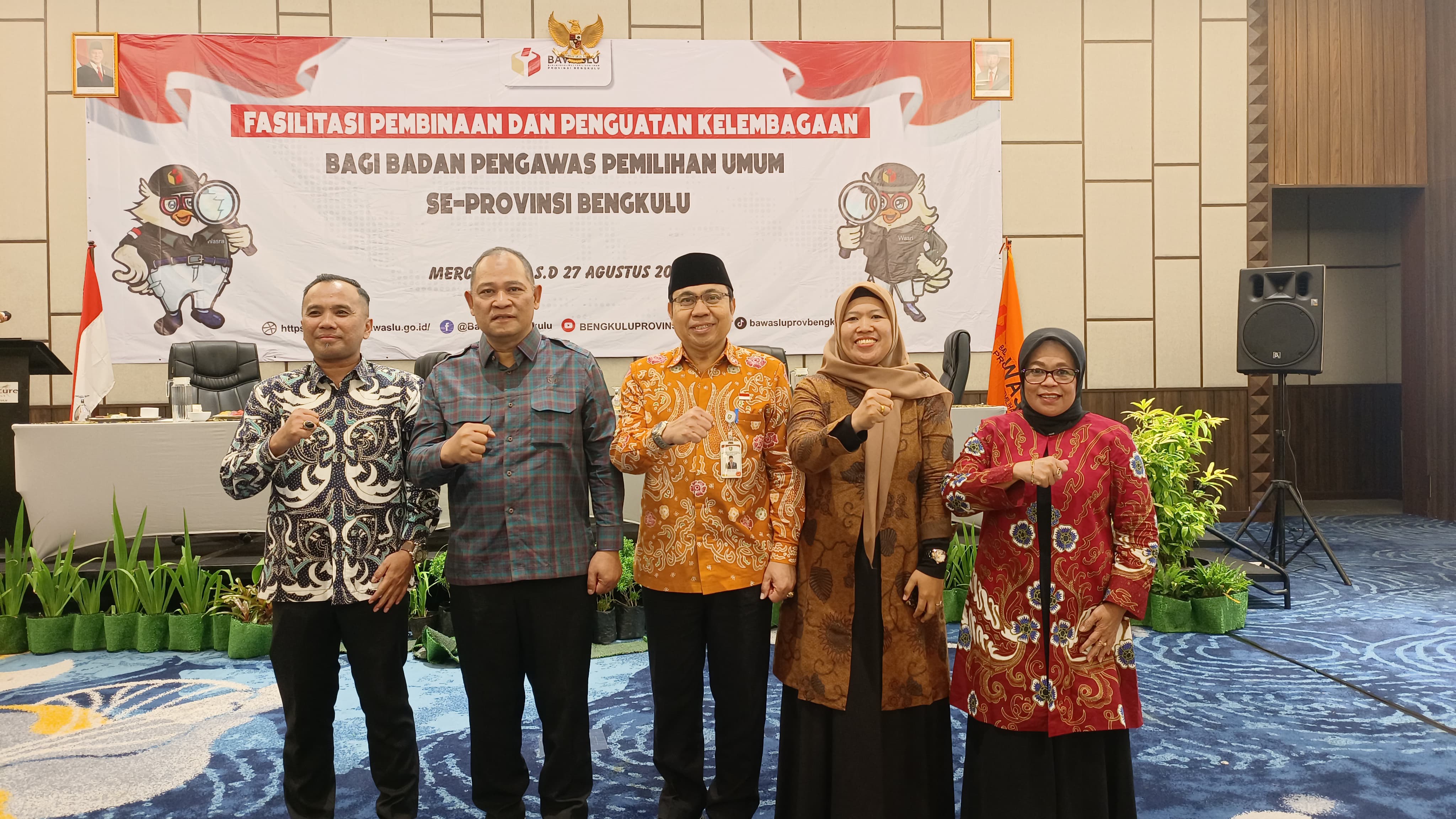 Foto bersama Ketua Bawaslu Kota Bengkulu Rahmat Hidayat (kiri) bersama Anggota Leka Yunita Sari dan Koorsek Asneli dengan Anggota Bawaslu RI Totok Hariyono