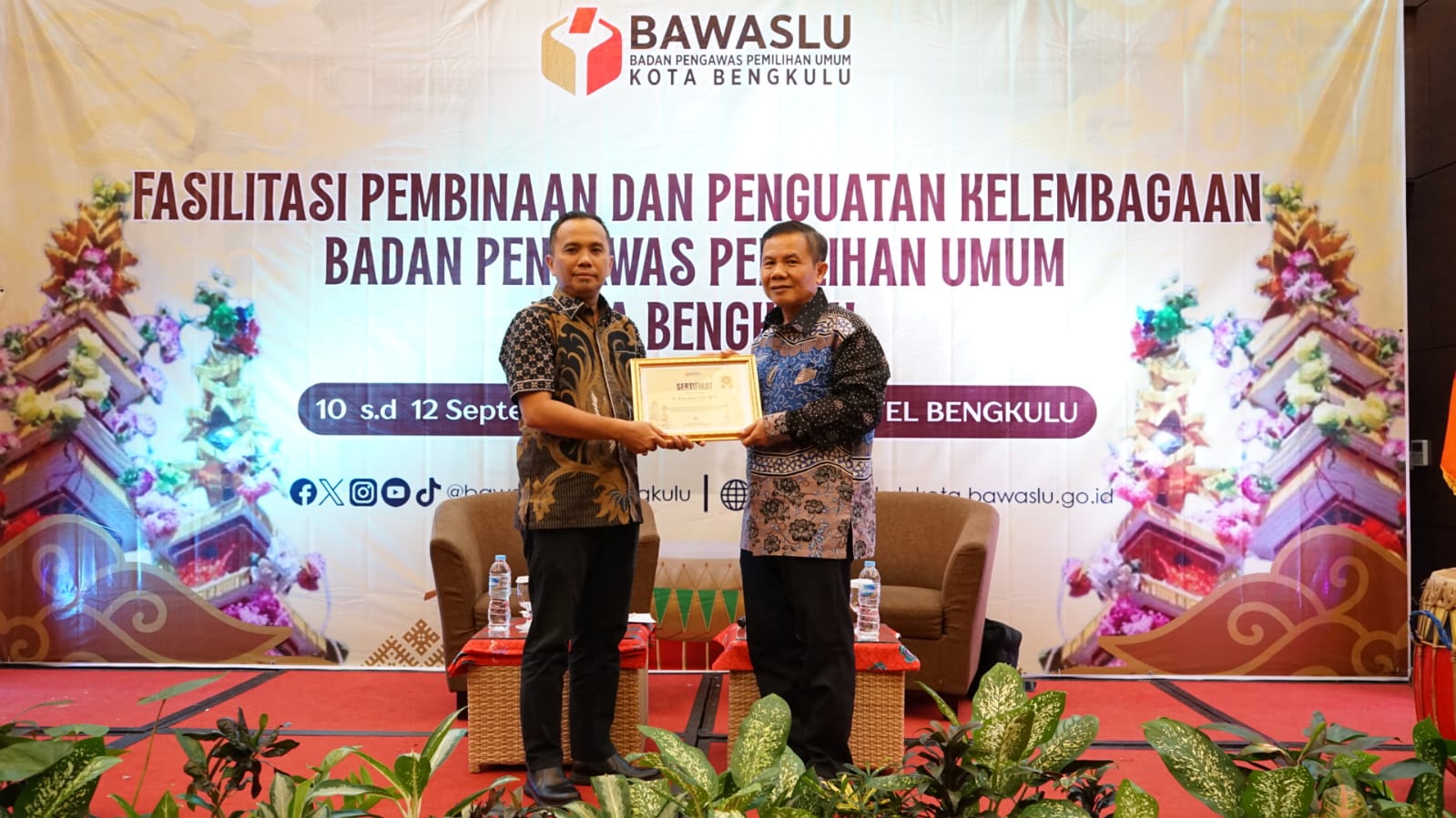 Ketua Bawaslu Kota Bengkulu Rahmat Hidayat (kiri) menyerahkan sertifikat Pemateri kepada narasumber Anggota TPD DKPP Provinsi Bengkulu Zacky Antoni..