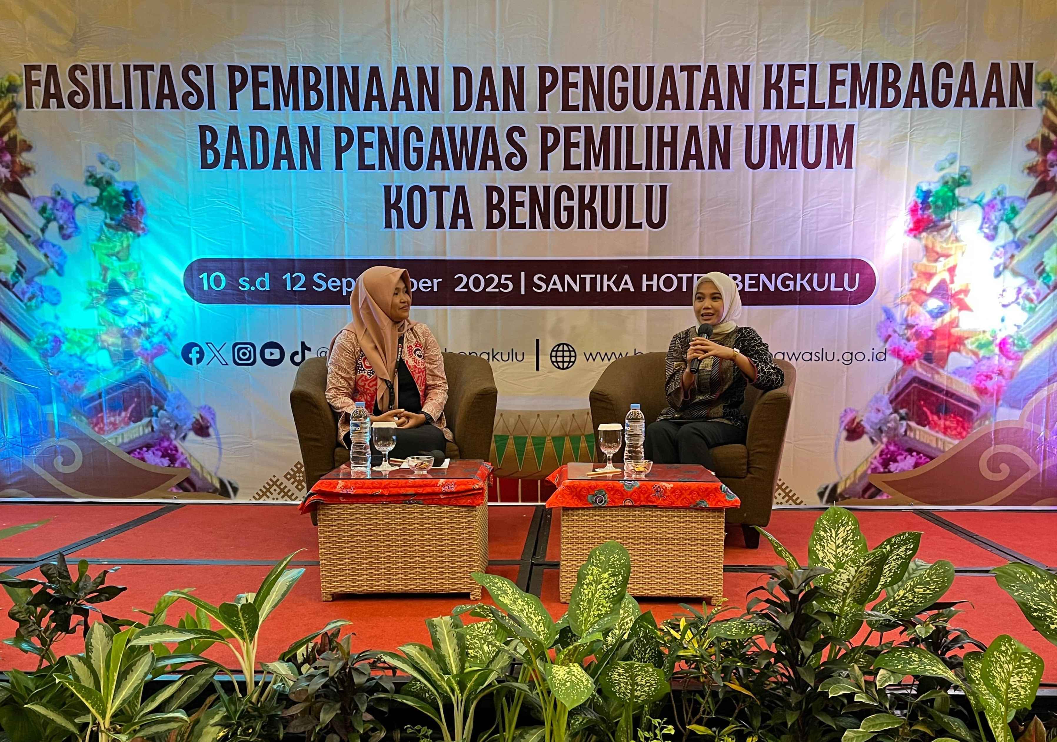 Tim Ahli Dewan Kehormatan Penyelenggara Pemilu Kartika Tusti Nugraheni (kanan)