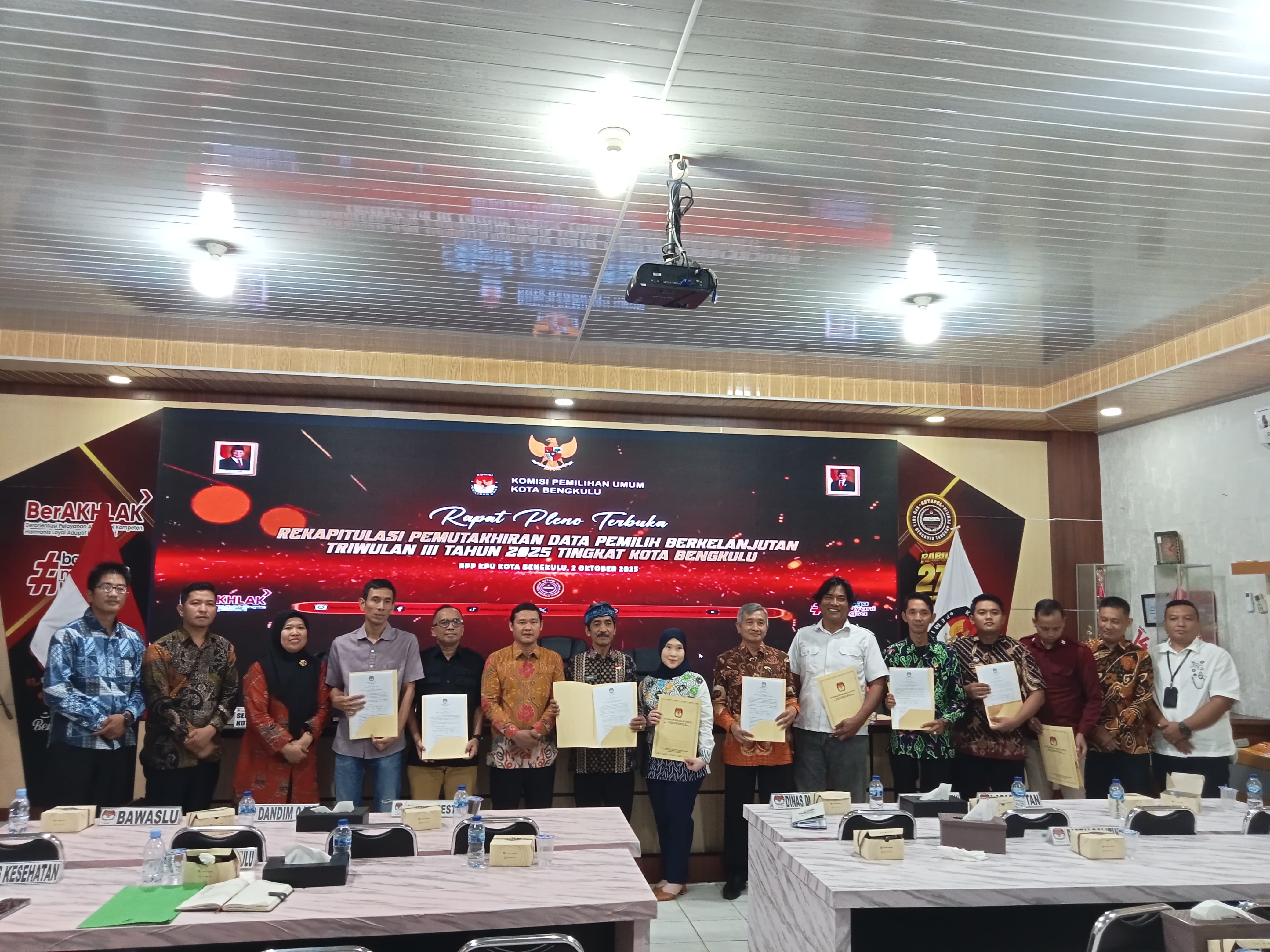 Bawaslu Kota Bengkulu mengawasi Pleno Rekapitulasi DPB Triwulan III di KPU Kota Bengkulu.