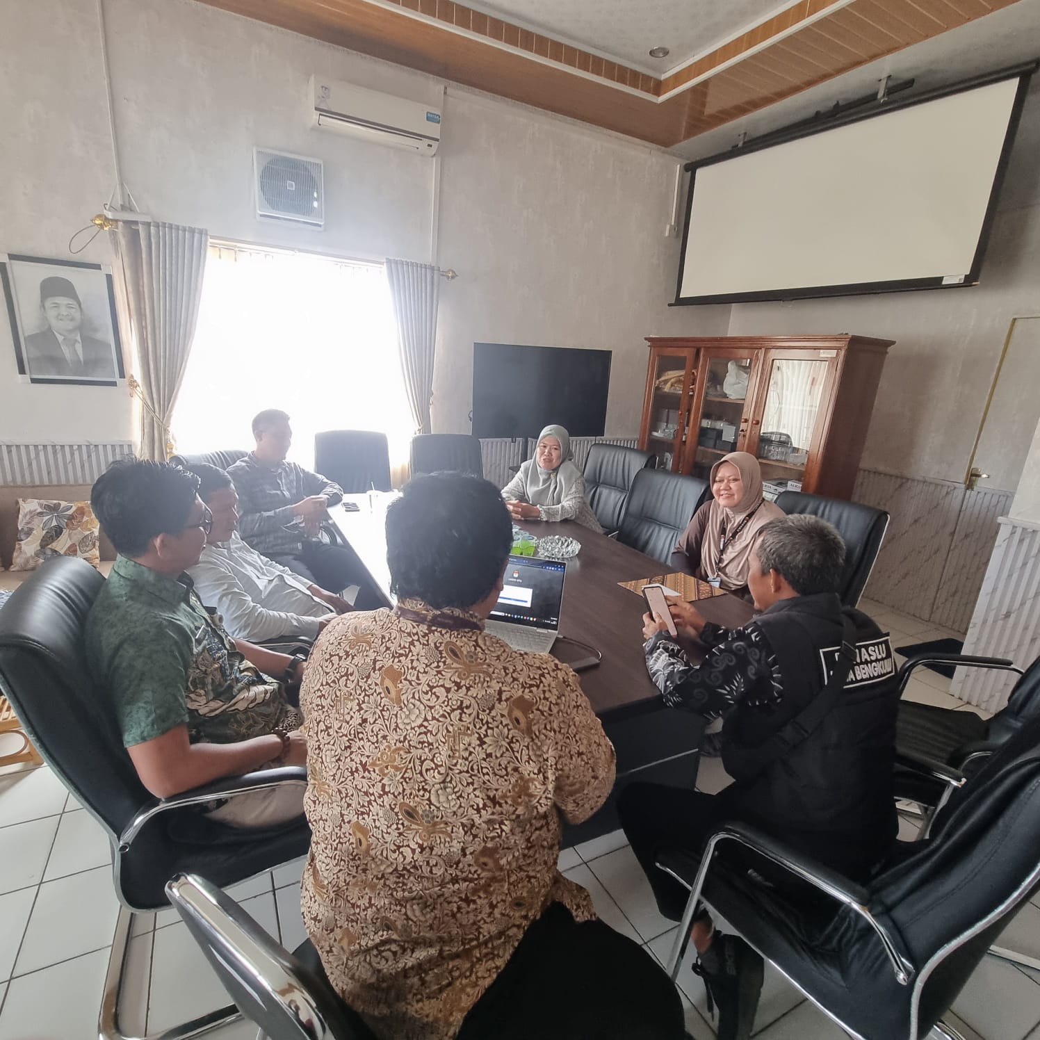 Koordinasi Kordiv HPPH Bawaslu Kota Bengkulu terkait Pemuktahiran Data Partai Politik di KPU Kota Bengkulu 