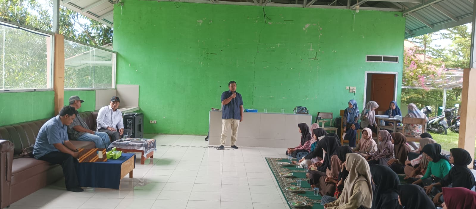 Anggota Bawaslu Kota Bengkulu Ahmad Maskuri pada saat berdiskusi dan berdialog dengan siswa SMK Agribisnis Dangau Datuk. Sabtu (31/1/26) 