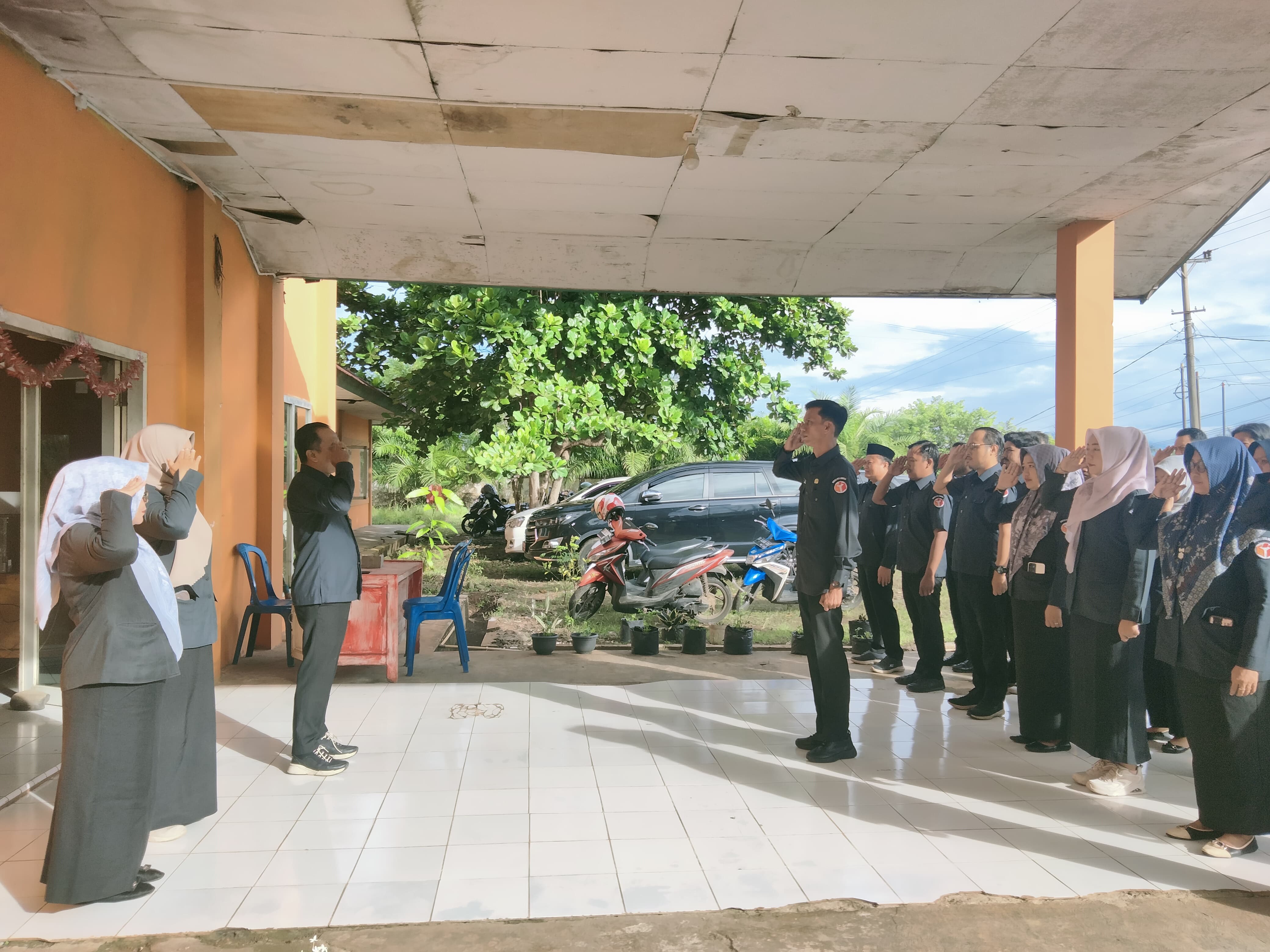 Ketua Bawaslu Kota Bengkulu Rahmat Hidayat memimpin apel pagi jajaran pengawas. Senin (2/2/26)
