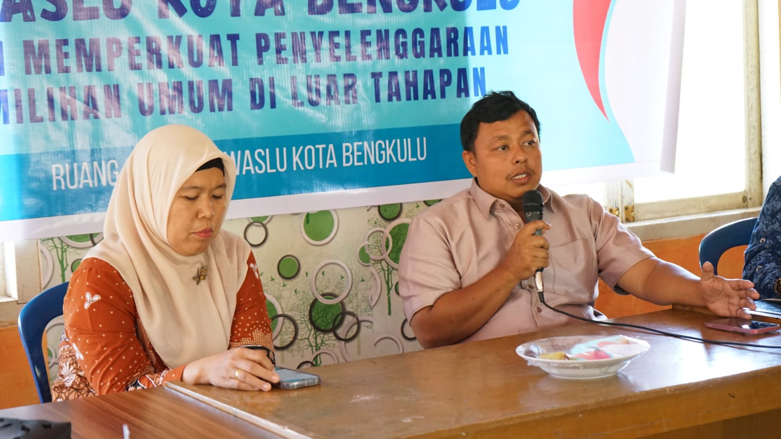 Kordiv PPPS Bawaslu Kota Bengkulu Ahmad Maskuri (Kanan) bersama Kordiv HPPH Bawaslu Kota Bengkulu Leka Yunita Sari (kiri).