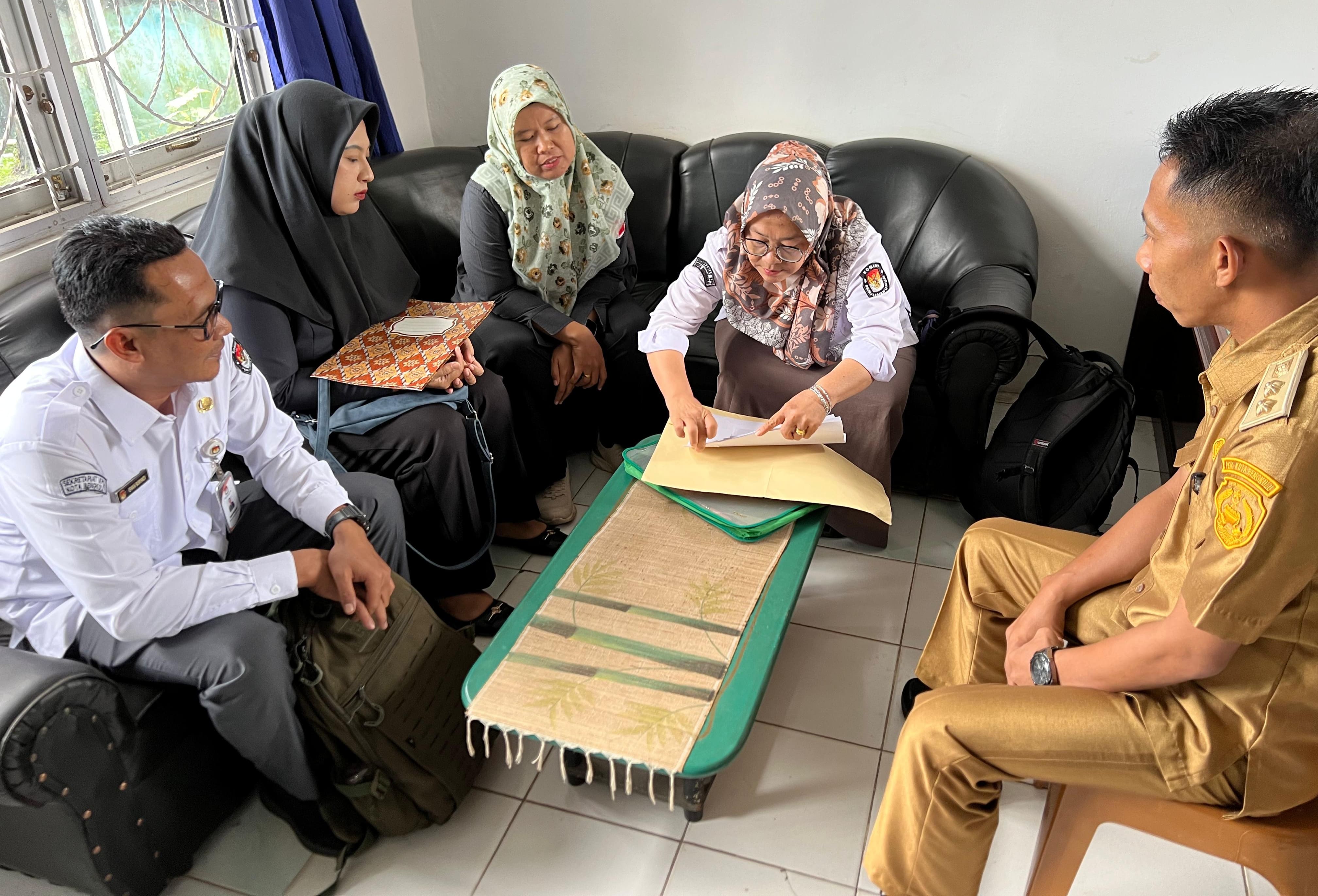 Anggota Bawaslu Kota Bengkulu Leka Yunita Sari melakukan pengawasan langsung COKTAS yang dilaksanakan oleh KPU Kota Bengkulu di wilayah Kelurahan Kandang