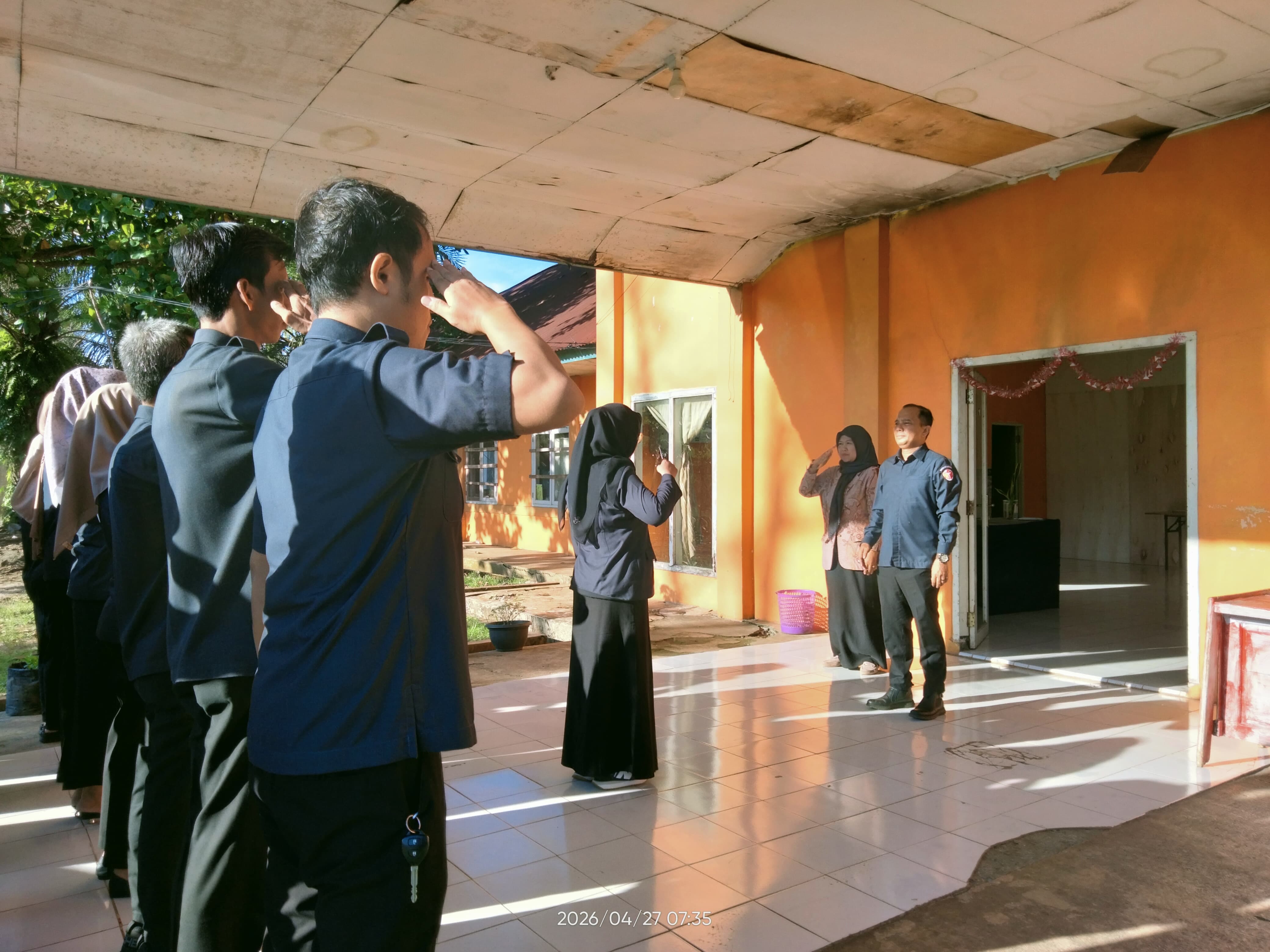 Ketua Bawaslu Kota Bengkulu memimpin apel pagi jajaran pengawas Bawaslu Kota Bengkulu. Senin (27/4/26)
