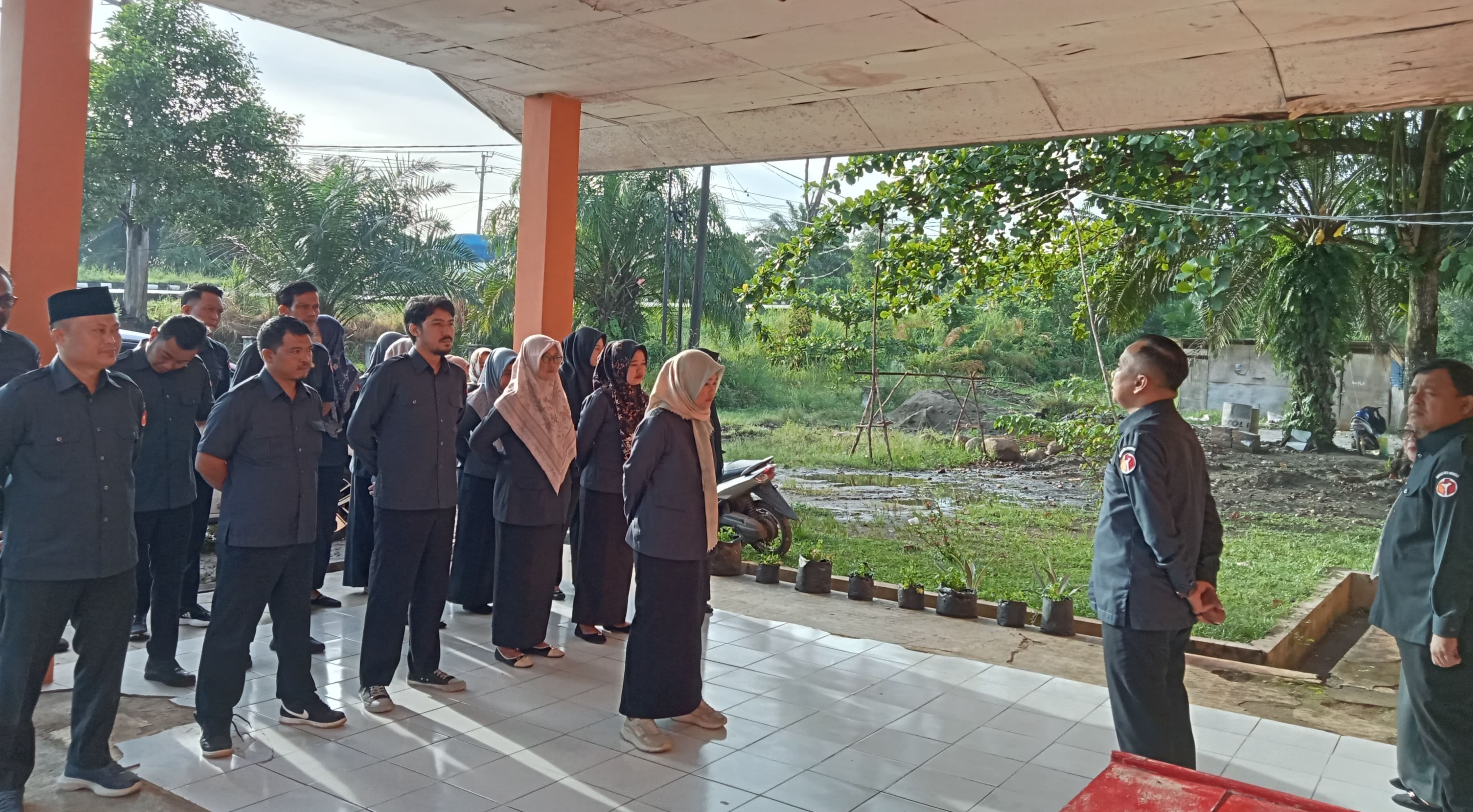Ketua Bawaslu Kota Bengkulu Rahmat Hidayat memimpin apel pagi jajaran pengawas. Senin (4/5/26)