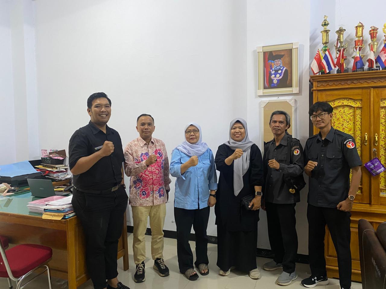 Ketua dan Anggota Bawaslu Kota Bengkulu melakukan silaturahmi dan diskusi dengan Dekan Fakultas Ilmu Sosial dan Ilmu Politik Universitas Prof. Dr. Hazairin, SH, Dr. Henny Aprianty, M.Si.