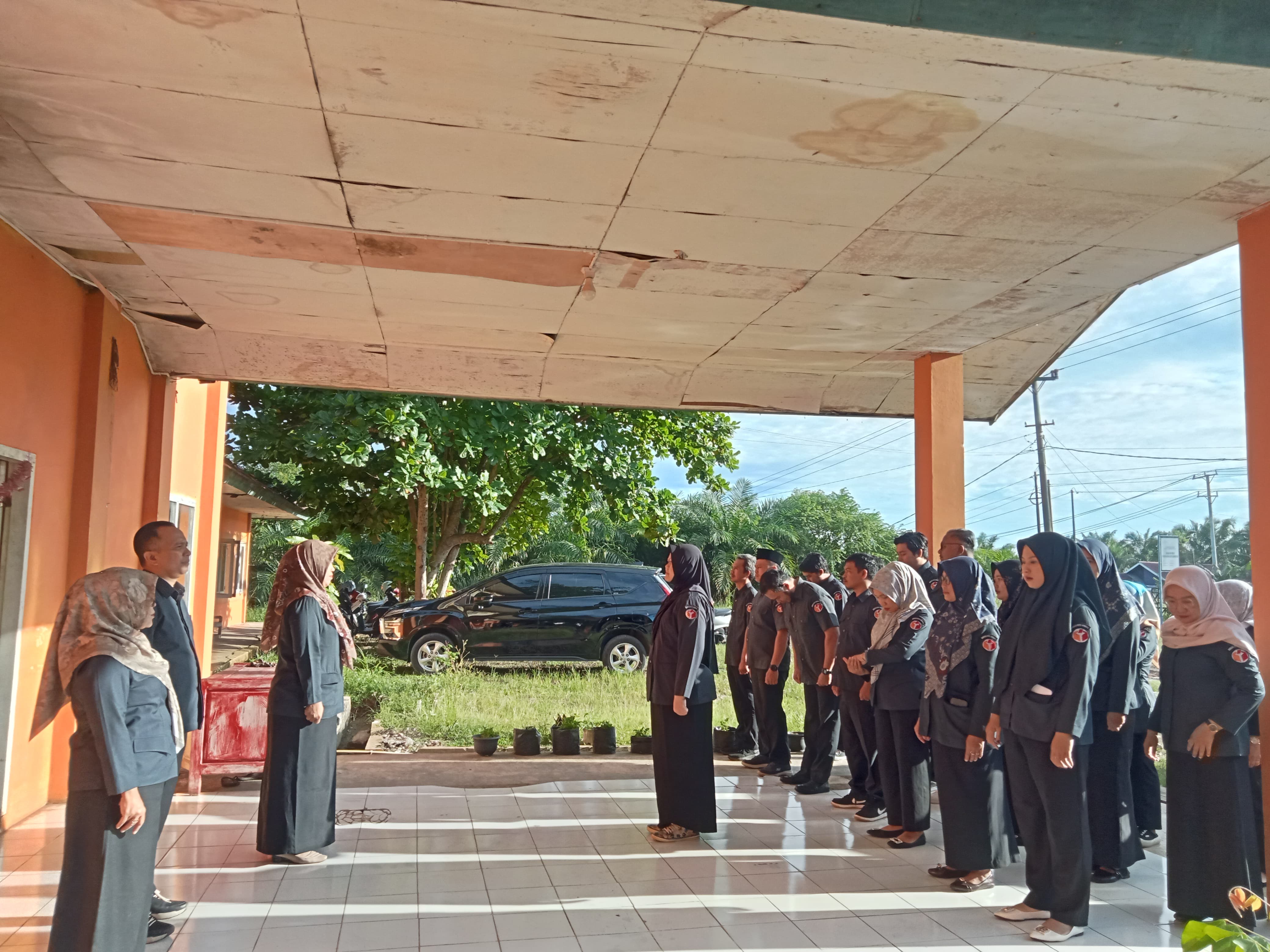 Kordiv HPPH Bawaslu Kota Bengkulu Leka Yunita Sari memimpin apel pagi jajaran pengawas. Senin (18/5/26)