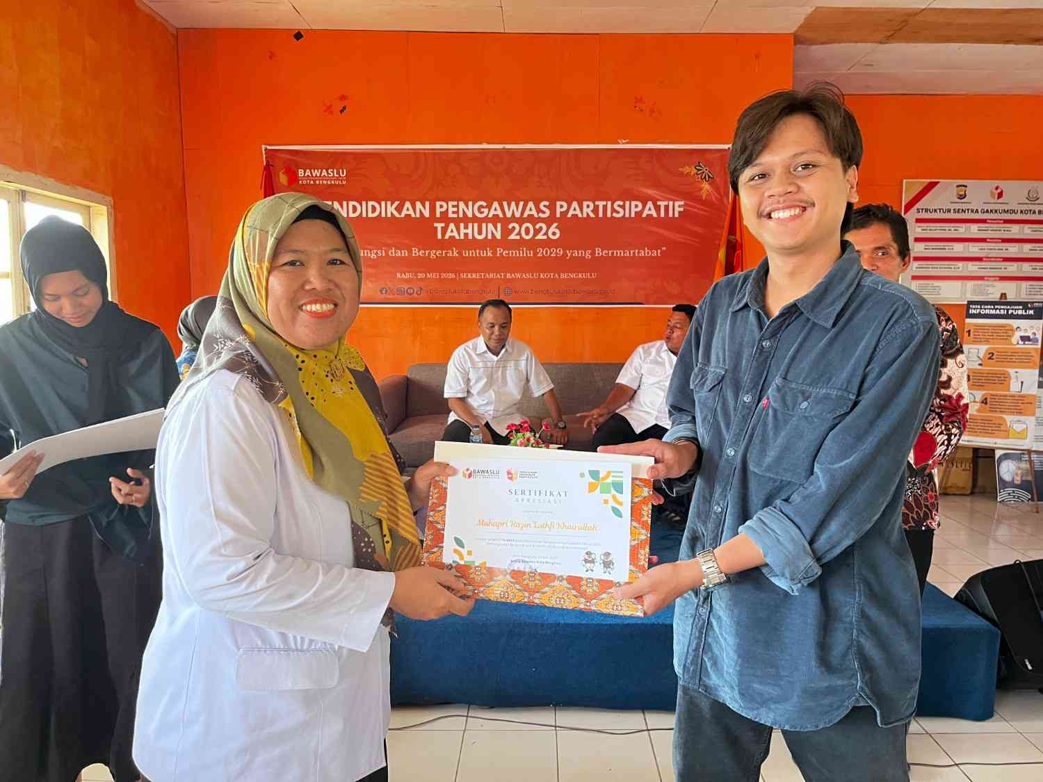 Anggota Bawaslu Kota Bengkulu Kordiv HPPH Leka Yunita Sari pada saat menyampaikan sertifikat penghargaan kepada peserta aktif selama kegiatan P2P.