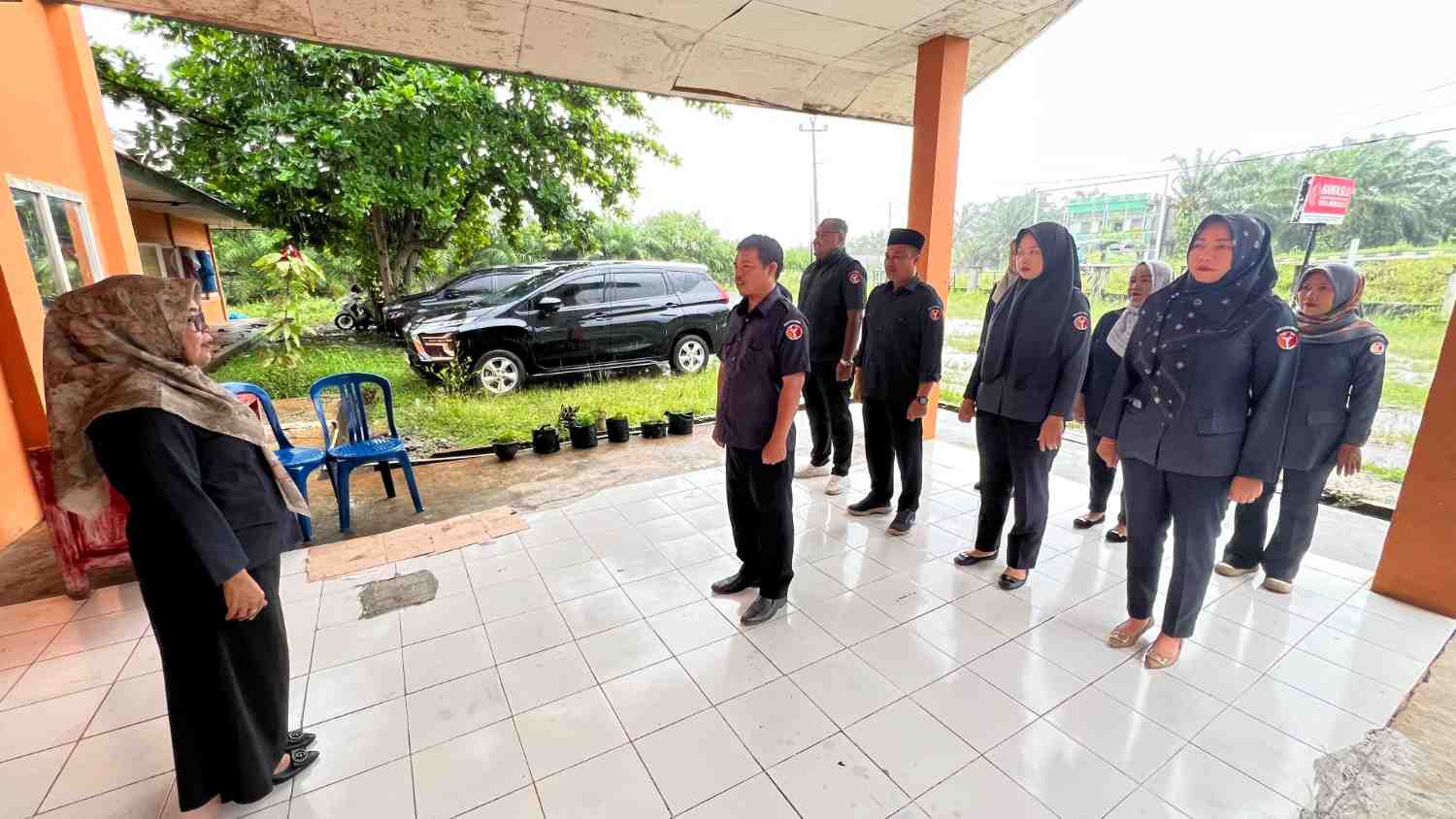 Korsel Bawaslu Kota Bengkulu Asneli memimpin apel pagi jajaran pengawas. Senin (25/5/26)