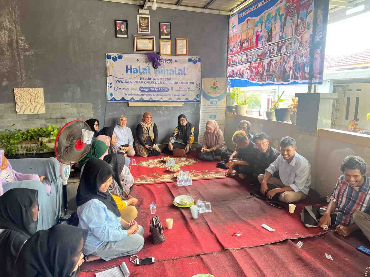 Anggota Bawaslu Kota Bengkulu Leka Yunita Sari bersama jajaran kesekretariatan melakukan silaturahmi dan diskusi dengan rekan - rekan Yayasan Pijar Qalisya 