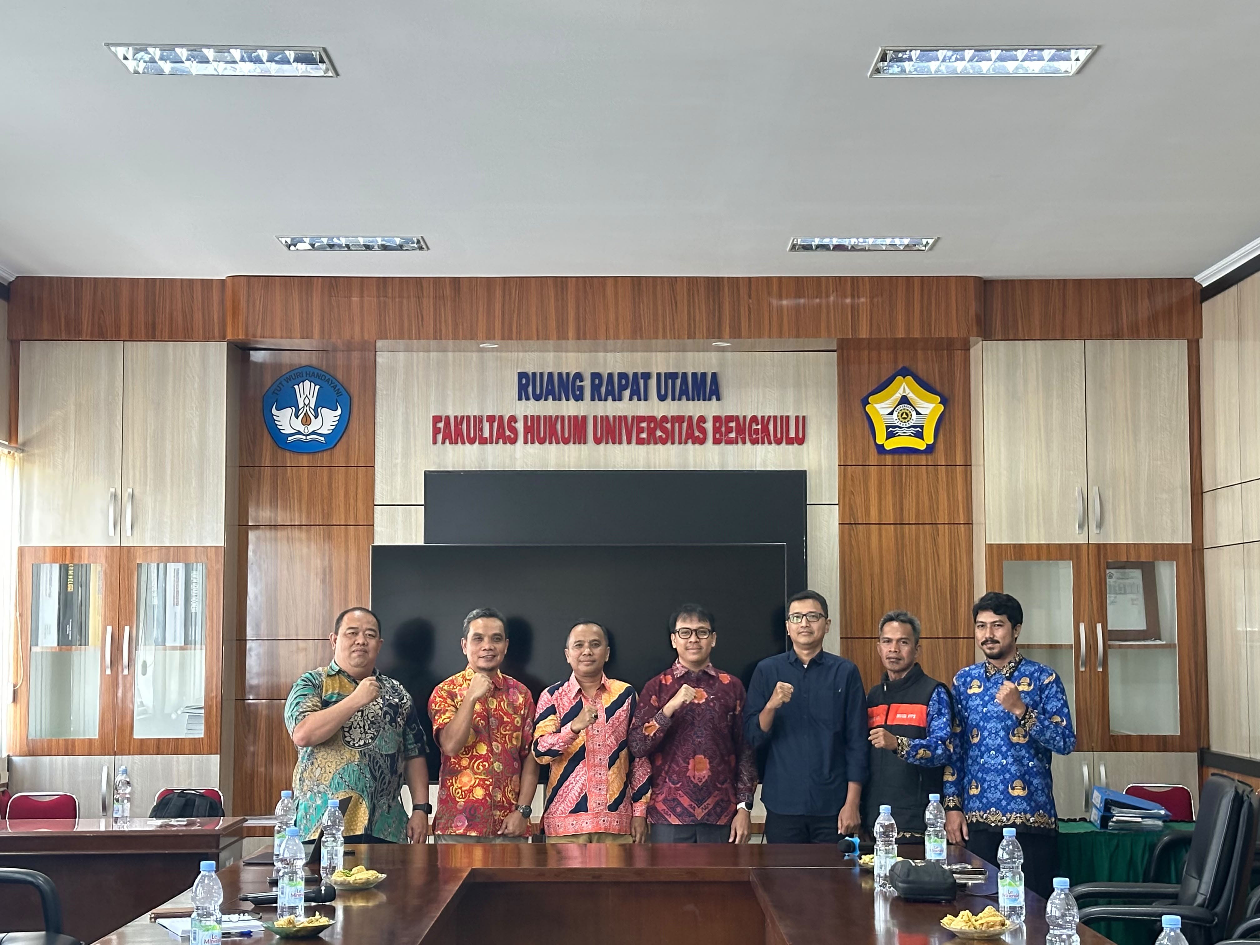 Ketua Bawaslu Kota Bengkulu Rahmat Hidayat pada saat melakukan kunjungan dan silaturahmi di Dekanat FH UNIB. Jumat  (16/7/26)
