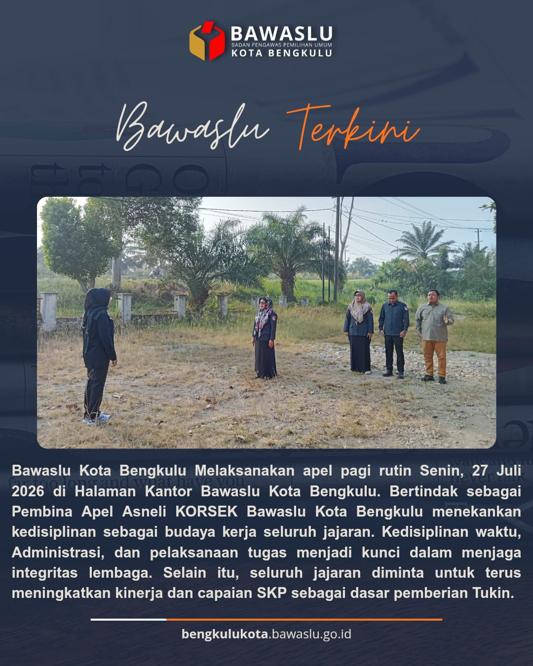 Kordinator Sekretariat Asneli memimpin apel pagi jajaran pengawas. Senin (27/7/26)