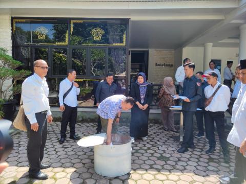 Ketua Bawaslu Kota Bengkulu Rahmat Hidayat memimpin langsung Pemusnahan Soal Tes Existing Panwaslu Kecamatan, yang langsung disaksikan oleh Peserta Panwaslucam Existing.