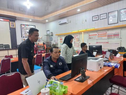 Anggota Bawaslu Kota Bengkulu Leka Yunita Sari pada saat memantau proses rekrutmen PPK.