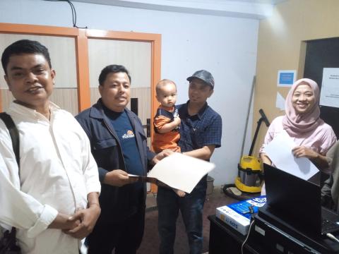 Ketua (Nomor 2 dari kanan) dan Anggota Bawaslu Kota Bengkulu (Nomor 2 dari kiri) pada saat menyampaikan laporan hasil evaluasi penilaian kinerja Panwaslucam Exsiting untuk Pemilihan Tahun 2024 di Kota Bengkulu.