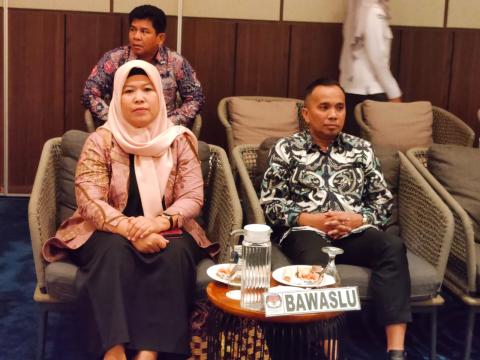 Ketua Bawaslu Kota Bengkulu (Kanan) Rahmat Hidayat dan Anggota Kordiv HPPH (kiri) Leka Yunita Sari.