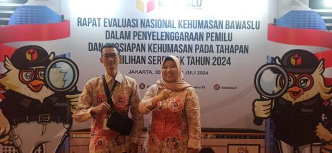 Kordiv HPPH Bawaslu Kota Bengkulu Leka Yunita Sari (Kanan) didampingi Staf.