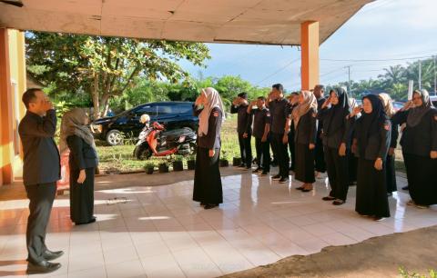 Korsek Bawaslu Kota Bengkulu menjadi Pembina Apel Pagi jajaran Bawaslu Kota Bengkulu. Senin (13/4/26)