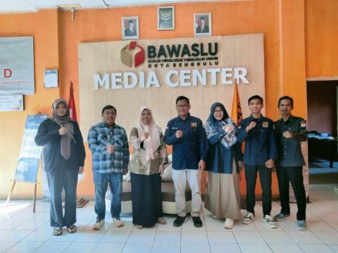 Kordiv HPPH Bawaslu Kota Bengkulu Leka Yunita Sari beserta staf Bawaslu Kota Bengkulu sambut baik kunjungan rekan - rekan MAFINDO Bengkulu. Selasa (12/5/26)