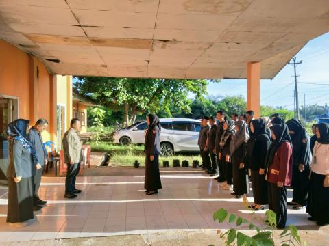 Kordiv PPPS Bawaslu Kota Bengkulu Ahmad Maskuri memimpin apel pagi jajaran pengawas. Senin (13/6/26)