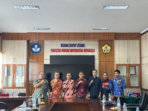 Ketua Bawaslu Kota Bengkulu Rahmat Hidayat pada saat melakukan kunjungan dan silaturahmi di Dekanat FH UNIB. Jumat  (16/7/26)