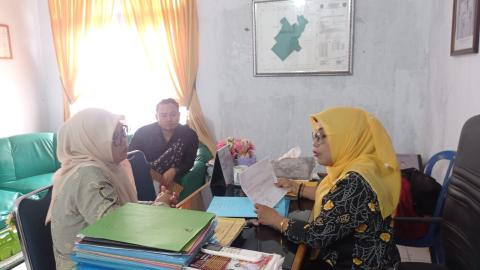 Anggota Bawaslu Kota Bengkulu Leka Yunita Sari didampingi staf melaksanakan Uji Petik PDPB.
