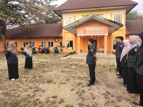 Kordiv HPPH Bawaslu Kota Leka Yunita Sari memimpin apel pagi jajaran pengawas. Senin (31/8/26)