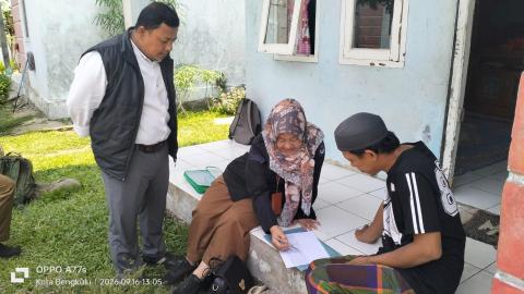 Kordiv PPPS Bawaslu Kota Bengkulu Ahmad Maskuri (Memakai Rompi, Red), pada saat melakukan pengawasan Coktas.