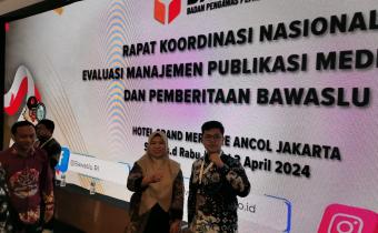 Kordiv HPPH Bawaslu Kota Bengkulu Leka Yunita Sari didampingi Staf.