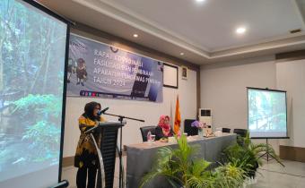 Koordinator Sekretariat Bawaslu Kota Bengkulu Asneli pada saat membuka kegiatan Pembinaan Aparatur Pengawas Pemilu Tahun 2024, bertempat di Madeline Hotel. Senin (22/4/2024)