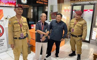 Anggota Bawaslu Kota Bengkulu Ahmad Maskuri pada saat berbincang dengan jajaran sekretariat KPU Kota Bengkulu.