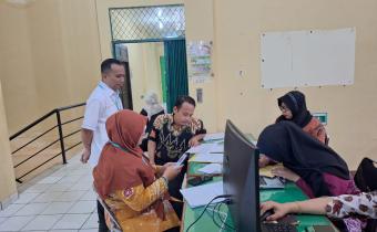 Ketua Bawaslu Kota Bengkulu Rahmat Hidayat (Baju Putih, Red) 