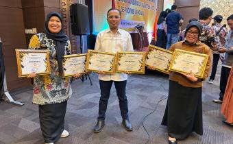 Ketua Bawaslu Kota Bengkulu Rahmat Hidayat (tengah) bersama Anggota Kordiv HPPH Leka Yunita Sari (kanan) dan Koorsek Asneli (kiri).