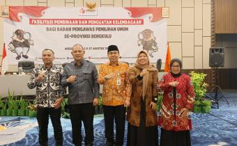 Foto bersama Ketua Bawaslu Kota Bengkulu Rahmat Hidayat (kiri) bersama Anggota Leka Yunita Sari dan Koorsek Asneli dengan Anggota Bawaslu RI Totok Hariyono