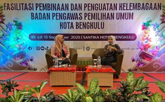 Tim Ahli Dewan Kehormatan Penyelenggara Pemilu Kartika Tusti Nugraheni (kanan)