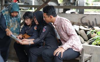 Kordiv HPPH Bawaslu Kota Leka Yunita Sari (kanan) pada saat melaksanakan Uji Petik Sampel DPB di Kota Bengkulu. Selasa (7/10/25)