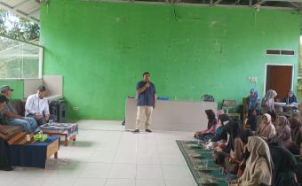 Anggota Bawaslu Kota Bengkulu Ahmad Maskuri pada saat berdiskusi dan berdialog dengan siswa SMK Agribisnis Dangau Datuk. Sabtu (31/1/26) 